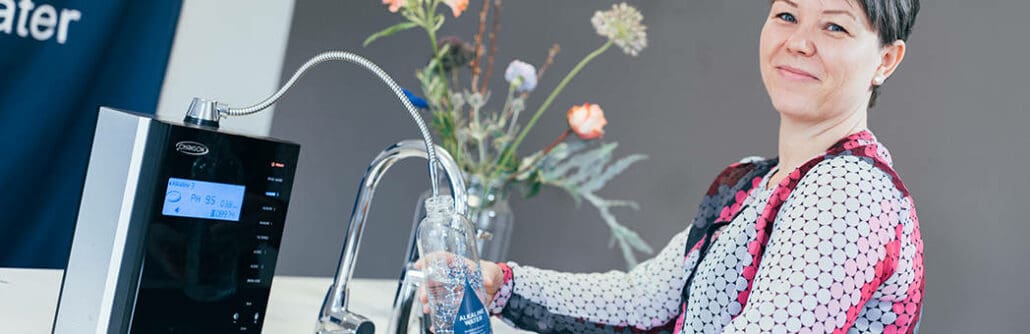 Karina Hansen har druknet sin kroniske hovedpine i Ioniseret basisk vand