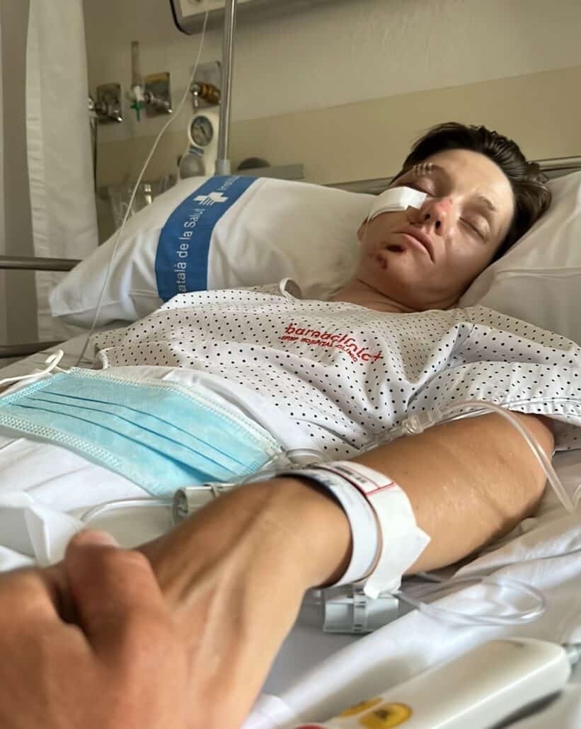 Fie ligger på hospitalet efter sit styrt. Allerede her begynder hun at inhalere hydrogen.