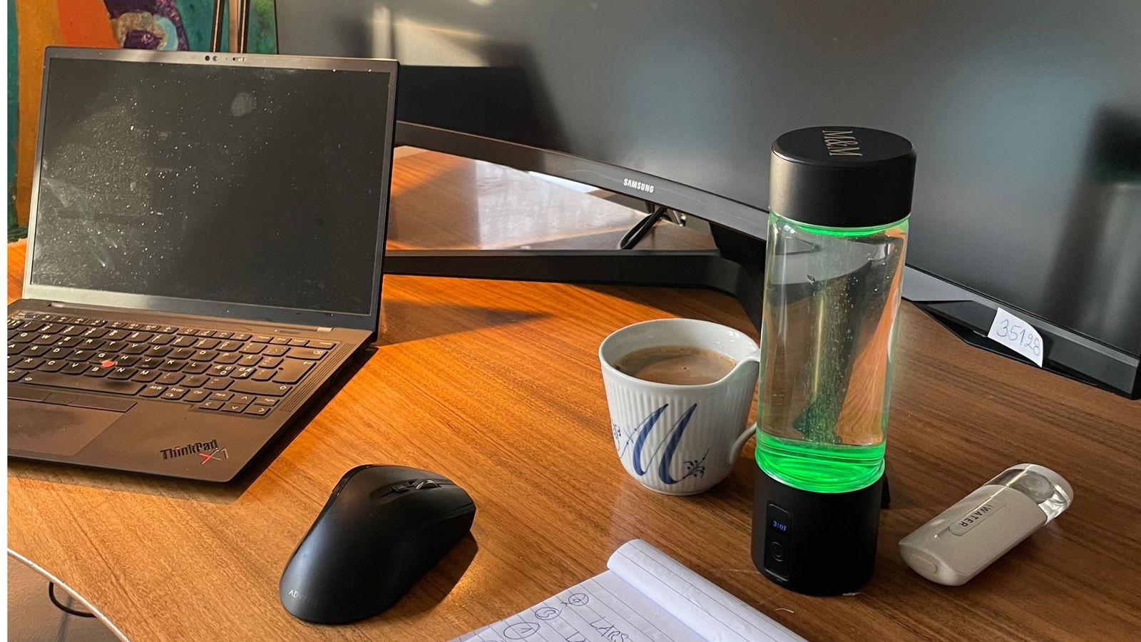 Hos iWater arbejder vi med hydrogen i to former: hydrogen i vand og hydrogen som inhalation. Begge former tilfører kroppen molekylært hydrogen – men de gør det på hver sin måde og med forskellig dybde.